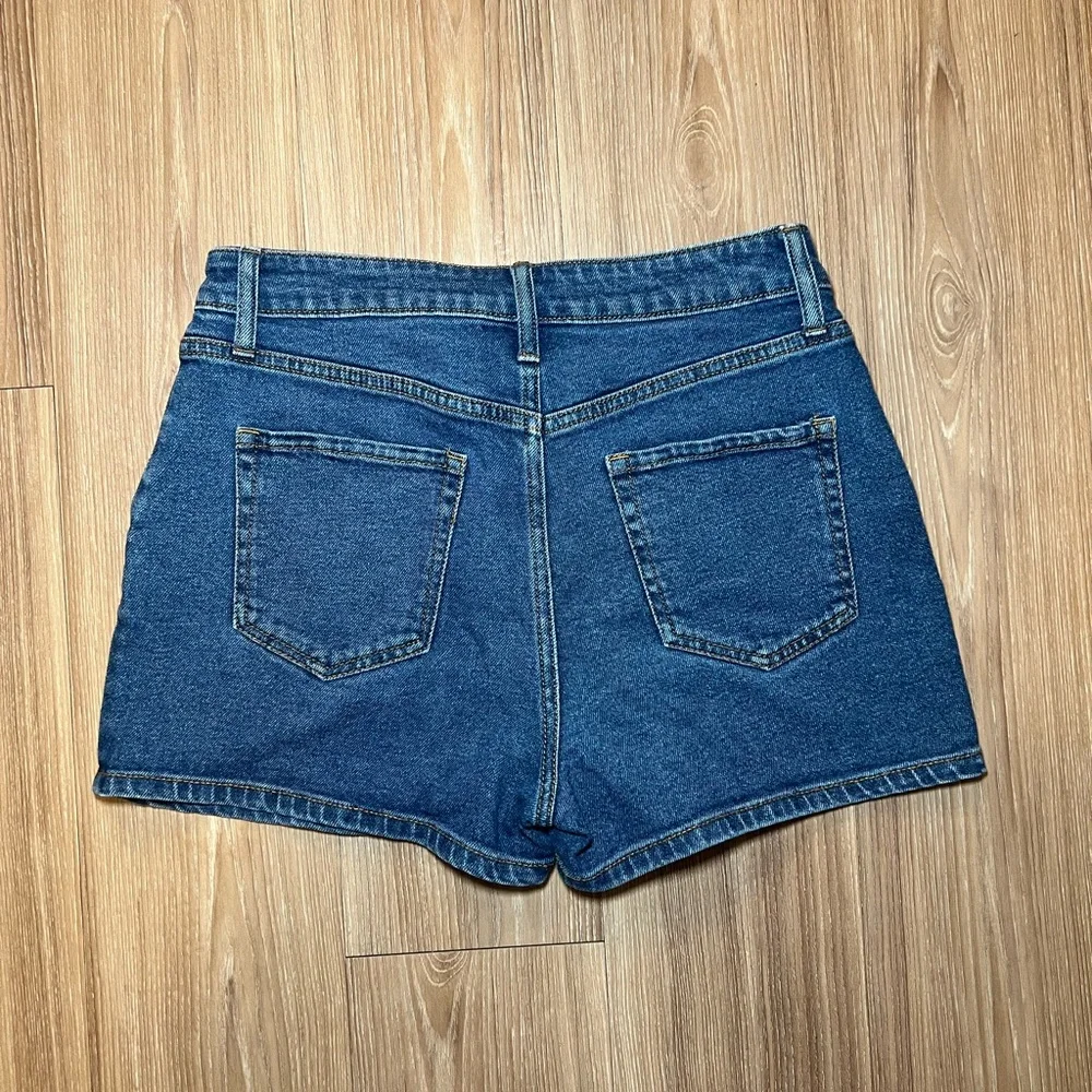 Short Blue Denim Shorts Size 4 - Picture 2 of 6
